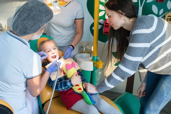 çocuk annesi dişçi ofisinde ile