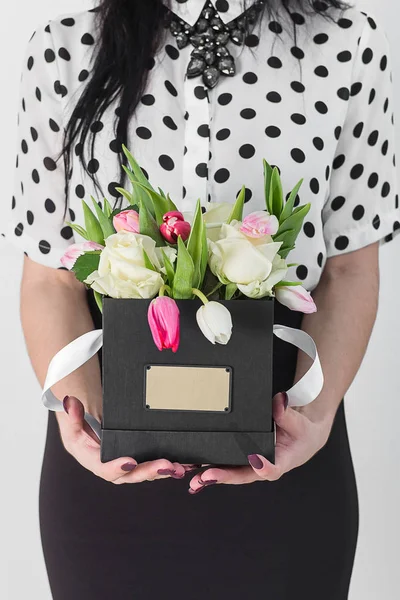 Mujer sosteniendo ramo de rosas y tulipanes en caja — Foto de Stock