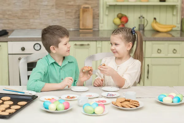 Słodkie dzieci pieczone ciasteczka i degustacja to przy stole w kuchni — Zdjęcie stockowe