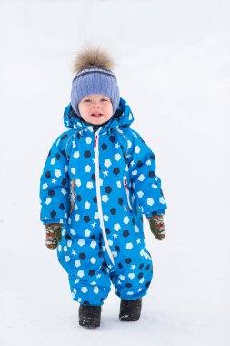 Açık havada yürüyüş güzel güneşli kış gününde küçük şirin yürümeye başlayan çocuk