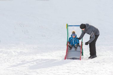 Baba oğlu ile kışın yürür ve tepeden aşağı yuvarlandı