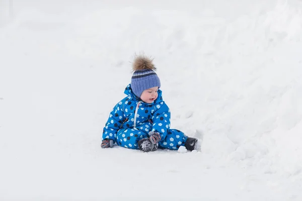 Pequeño niño lindo caminando al aire libre en hermoso día de invierno soleado — Foto de Stock