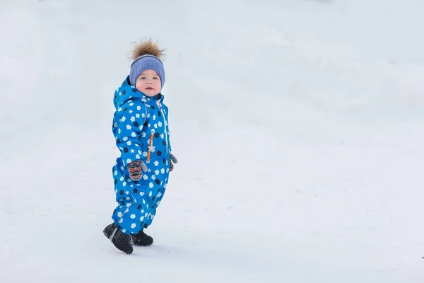 Pequeño niño lindo caminando al aire libre en hermoso día de invierno soleado —  Fotos de Stock