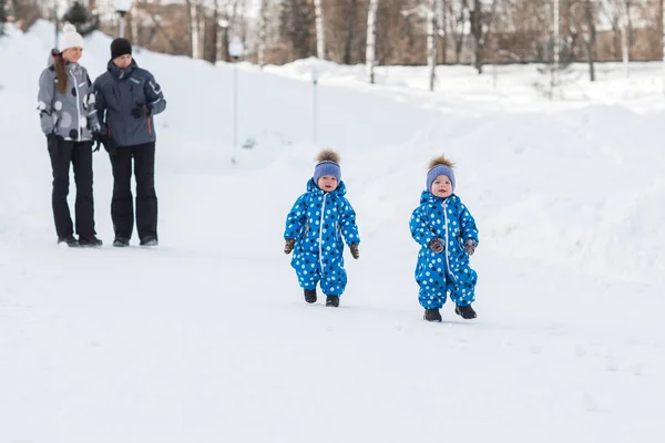 Niños gemelos caminando en el invierno, los padres van a volver —  Fotos de Stock