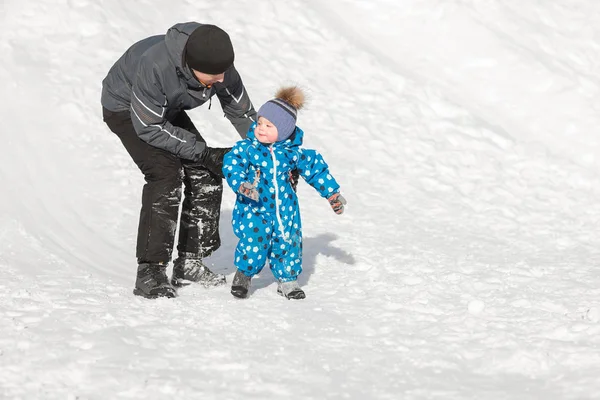 El padre cariñoso camina con su hijo los fines de semana en el día helado de invierno. —  Fotos de Stock