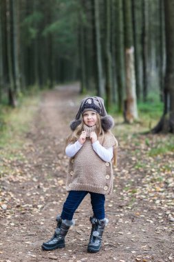 çocuk örgü ceket yürüyüş