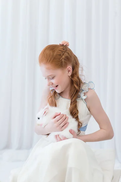 Criança apresentou um coelho — Fotografia de Stock