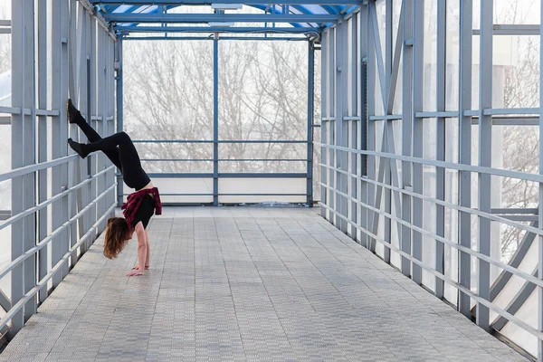 Sportovní žena, která dělá strečink venku — Stock fotografie