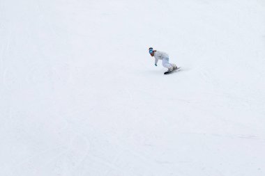 Kadın Snowboard kışın kayak pistlerine sallanan