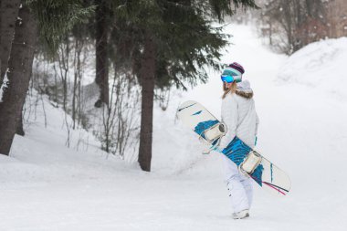 Kadın Snowboard snowboard soğuk kış hava ile çekip