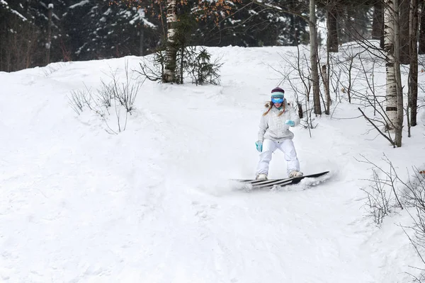 Jonge vrouw snowboarder in beweging op snowboard in de bergen — Stockfoto