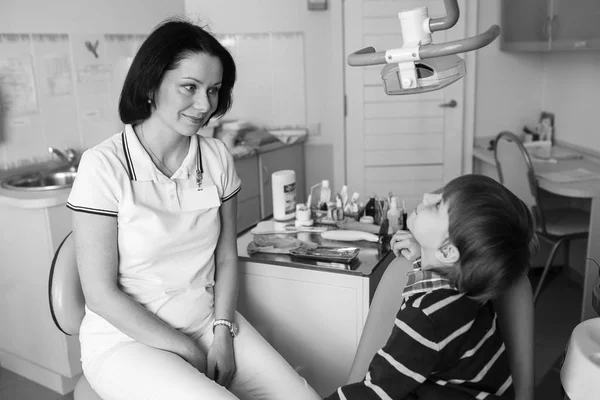 Dentista mujer feliz con hablar con el niño — Foto de Stock