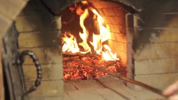 Vue générale de la combustion du bois de chauffage dans le poêle russe en briques rouges 