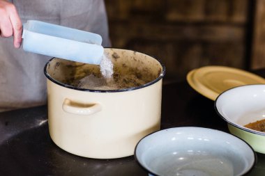 Ekmek hamur yoğurmak için adam elinde closeup