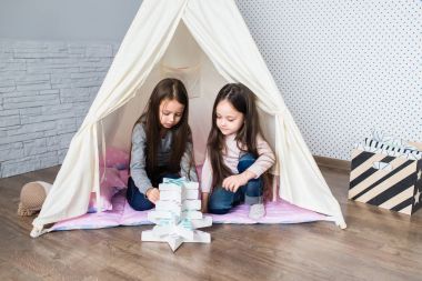 Bir teepee ile oynayan çocuk