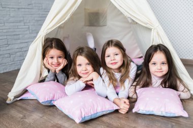 Bir teepee ile oynayan çocuk