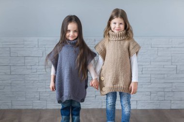Moda kız kardeşi kazak örme