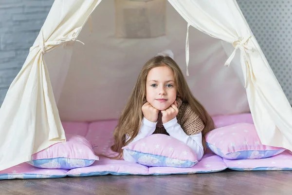 Criança brincando com um teepee — Fotografia de Stock