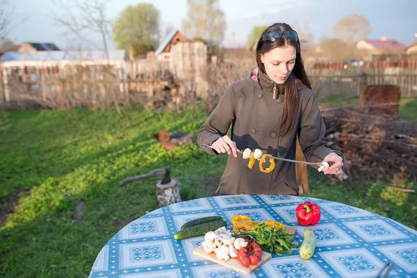 Mujer sosteniendo pinchos de verduras frescas — Foto de Stock