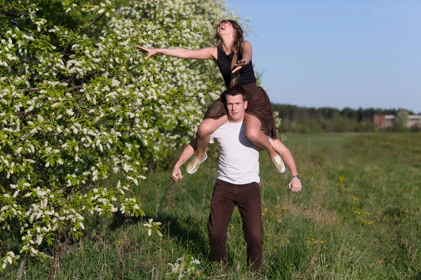 Man giving piggyback woman — Stock Photo, Image