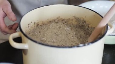 Erkekler ellerini closeup un tava içine dökülür.