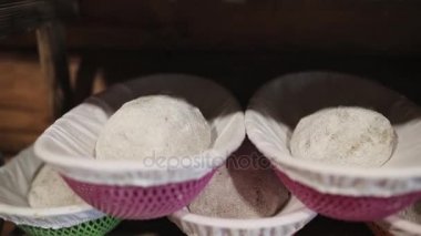 Bir raf mutfakta ekmek için boşluklar