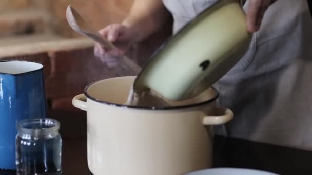 Close-up van de handen van mannen goot de bloem in de pan — Stockvideo