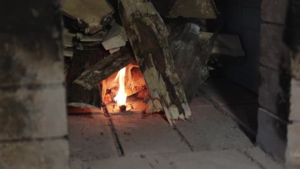 La legna da ardere comincia a bruciare in un forno di mattoni — Video Stock