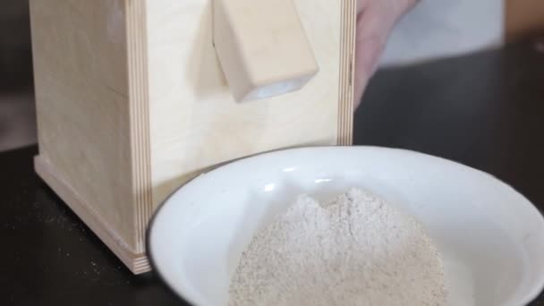 Moulin compact à farine coulé dans la cuisine — Video