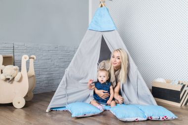 Bir teepee çocukları ile anne