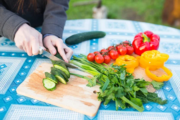 Manos picando verduras frescas — Foto de Stock