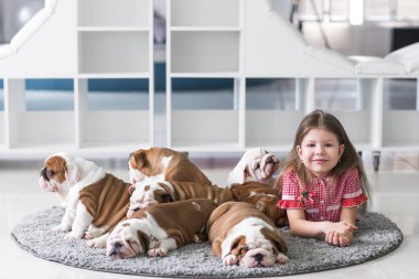 Kukla İngilizce bulldog ile yerde yatarken şirin güzel kız