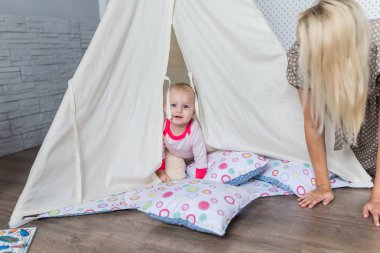 Bir teepee çocukları ile anne