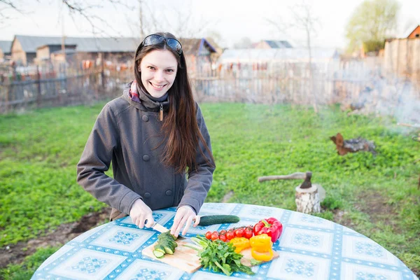 Mujer cortando verduras frescas — Foto de Stock