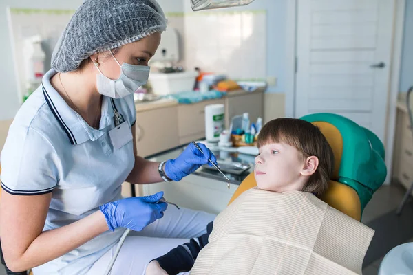 Дитина як пацієнтка з жінкою-стоматологом — стокове фото
