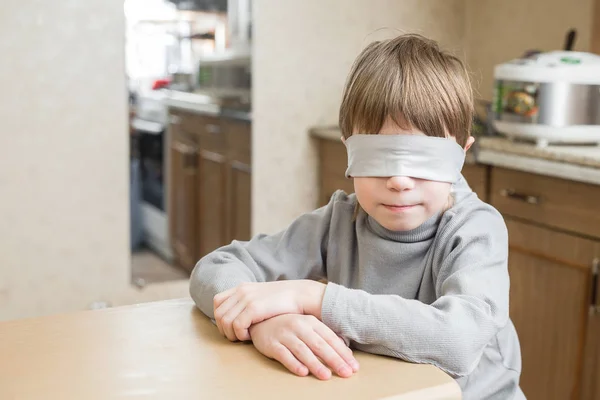 Barnet hadde bind for øynene hjemme. . – stockfoto