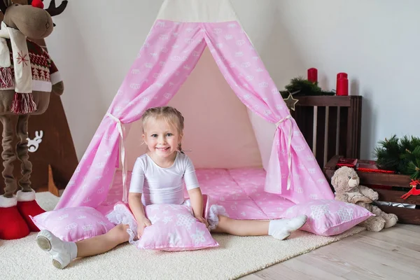 Menina brincando em uma tenda . — Fotografia de Stock