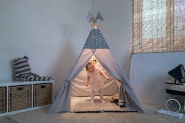 Teepee içinde oynayan kız
