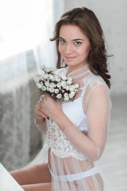 Parlak bir oda sabah gelinler.