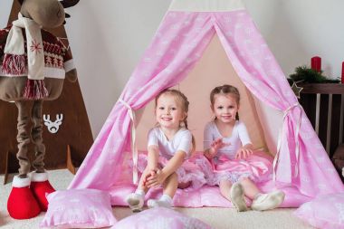 İki küçük kız bir teepee oynamak