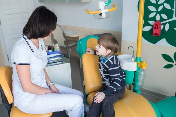 Dentista mujer feliz con hablar con el niño — Foto de Stock
