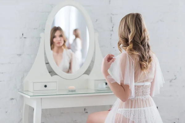 Zachte meisje in elegante lingerie voor de spiegel — Stockfoto