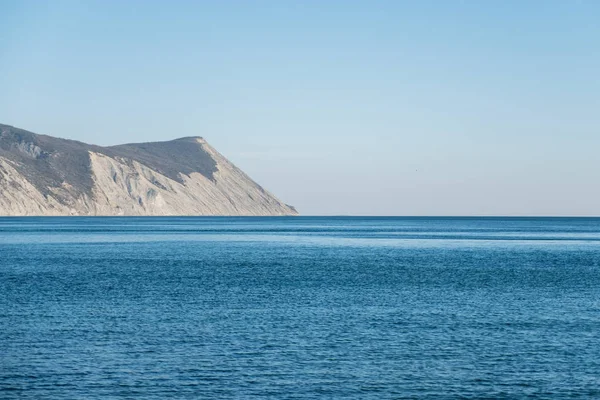 Zomer landschap met zee en bergketen — Stockfoto