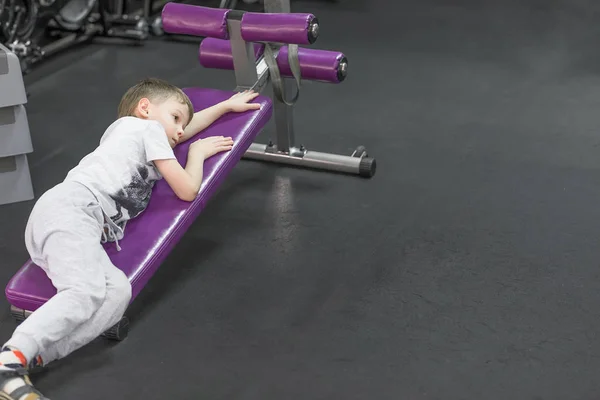Zmęczony znudzony zdenerwowany mały chłopiec w siłowni — Zdjęcie stockowe