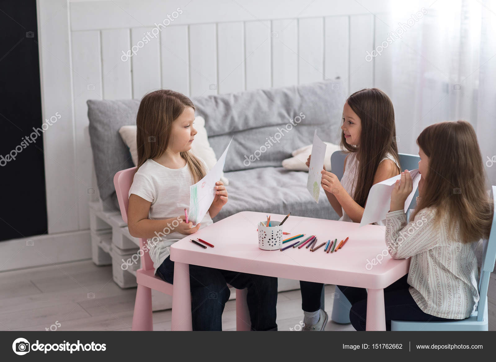 Gruppo di piccoli bambini svegli di preschol disegno con matite colorate — Foto di familylifestyle