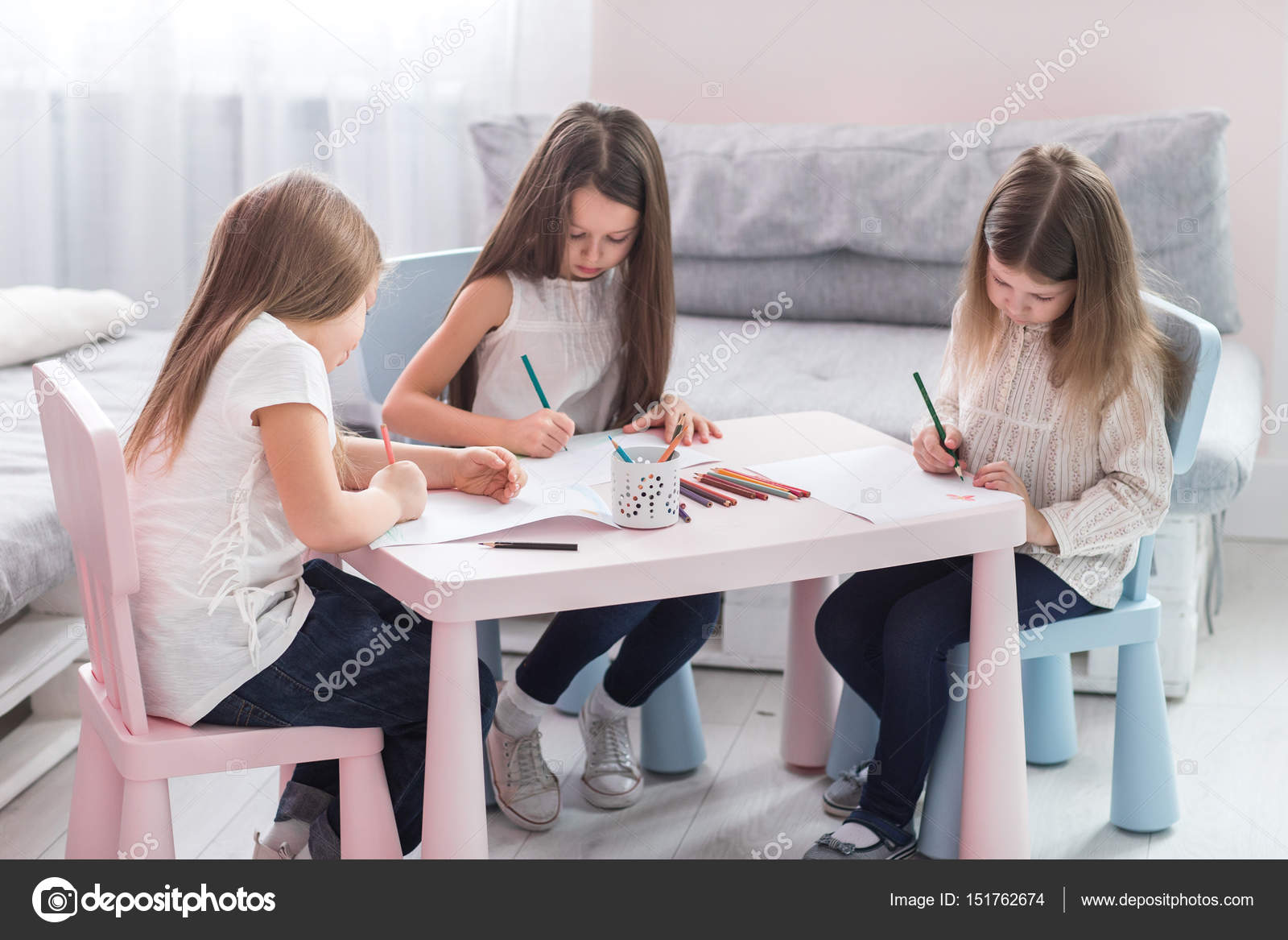 Gruppo di piccoli bambini svegli di preschol disegno con matite colorate — Foto Stock