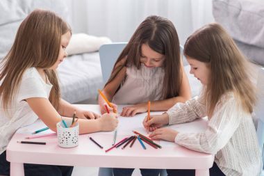 Grup şirin küçük preschol çocuk ile renkli kalemler çizim