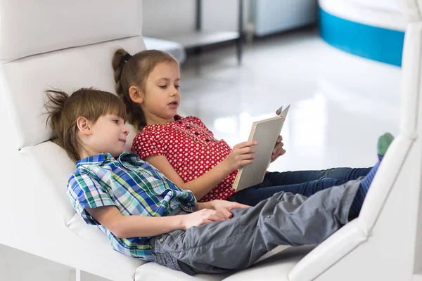 Hübsche kleine Mädchen und Jungen lesen Buch — Stockfoto