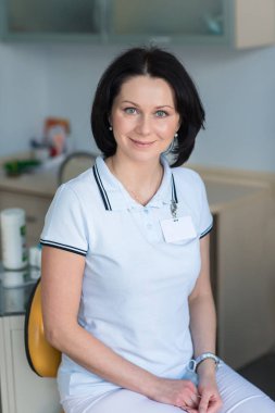 Çekici kadın diş hekimi partrait