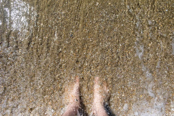 Primeros pies del hombre en el mar. Vista superior. Concepto vacaciones de verano —  Fotos de Stock